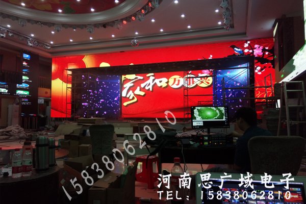 河南南阳某酒店爱妃堡婚宴厅室内p5全彩LED显示屏由河南思广域电子科技承制